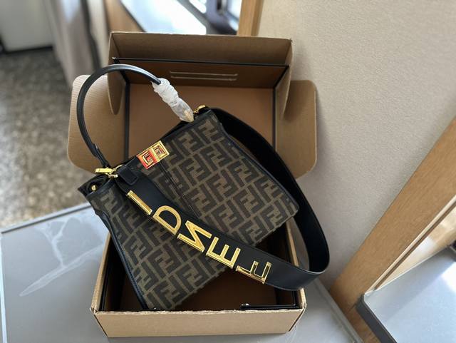 尺寸：27Cm Fendi 芬迪 Peekaboo 系列 “躲猫猫”， 24Ss款软皮系列 两个隔层均以经典peekaboo转锁开合。 硬隔板并设有一个拉链口袋