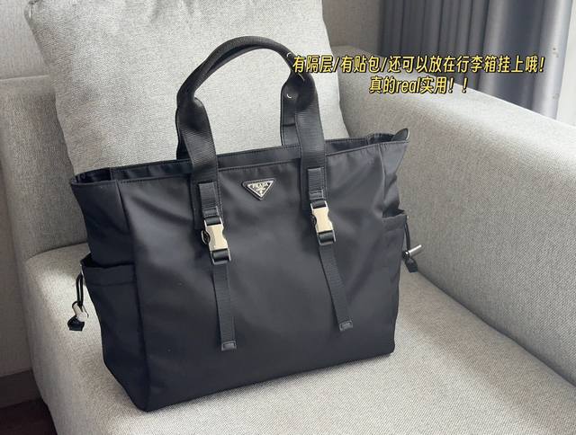 属于男朋友的 170 无盒 Size：40*35Cm Prad Tote 购物袋 皮料厚实 很有质感 有隔层 有贴包 还可以放在行李箱挂上哦！ 真的real实用