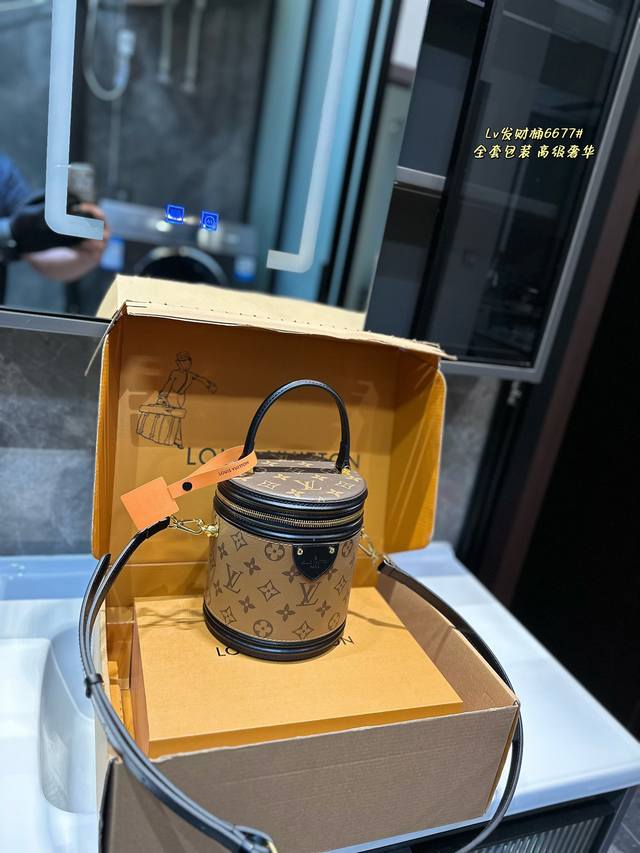 Lv Canne 发家致富第一-步■入个lv发财桶使用率100%的这款lv圆桶 容量真的巨巨巨大++ 手机 粉饼 卡包都塞得下 怪不得总有人说它是“饭桶”品 包