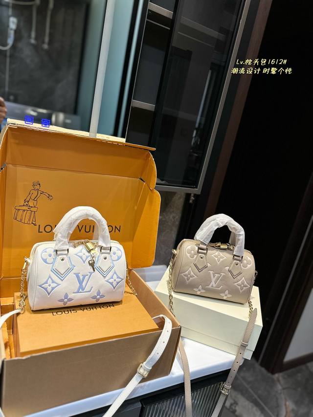 礼盒包装 Size：20*14Cm L家 Ss23 Speedy 20 一起感受大象灰的快乐~ 拎一个小包包真的爱了爱了~ 大象灰很高级哦！ 搜索：Lv Nan