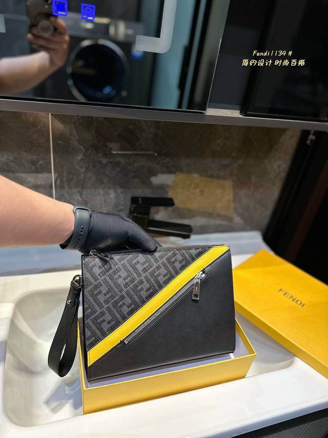 礼盒包装 Fendi 手拿包 老印花就是这么的百搭时尚，手包很大，对于不爱背包包的男士来说拿着个手包也是可以的，女生背惯了大包包也能带手包出门啦，比较方便26