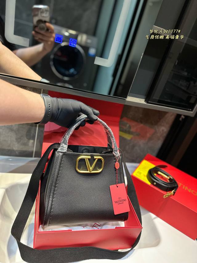 华伦天奴 Valentino牛仔手提斜挎包 质感很高级 容量超级大也很耐用 日常出街背它回头率百分百 就是这种随性慵懒感尺寸25.27