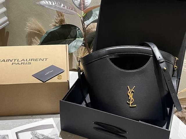 牛皮版本 Ysl 新款 菜篮子 小tote 黑色系的搭配很适这季节 复古氛围感瞬间拉满 尺寸20 15Cm