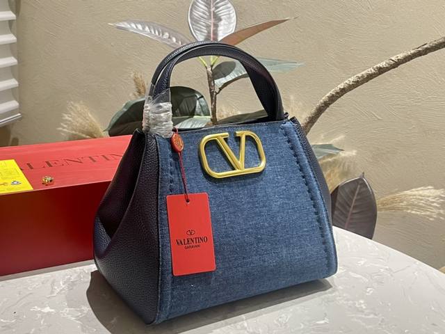 折叠礼盒 华伦天奴valentino女士 Valentino 秀款 Black Tie Valentino Letter Bag 来自valentino 的托特