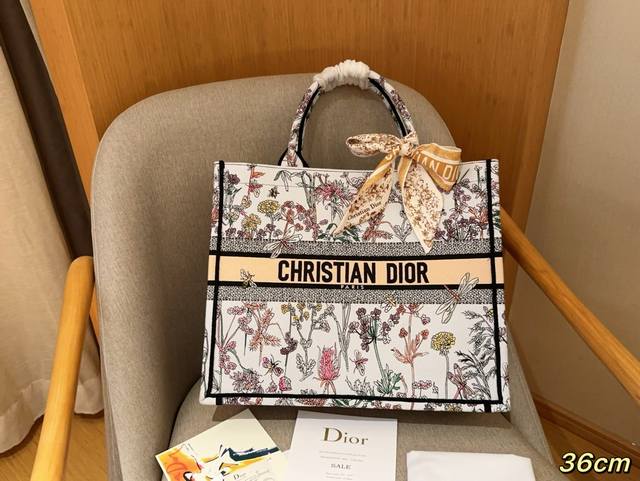 高版本配送丝巾 迪奥dior Tote Book 立体提花蜻蜓花卉 高密刺绣托特包 绝美的梦中情包 尺寸42Cm 礼盒包装