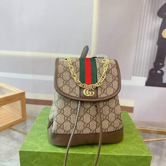 折叠礼盒包装 Gucci 新品双肩包 原版品质！精工制作 Gucci 古奇 经典调配件 Gucci 古奇最新火款 注意！细节 这款购物袋 将标志性图案与经典印花