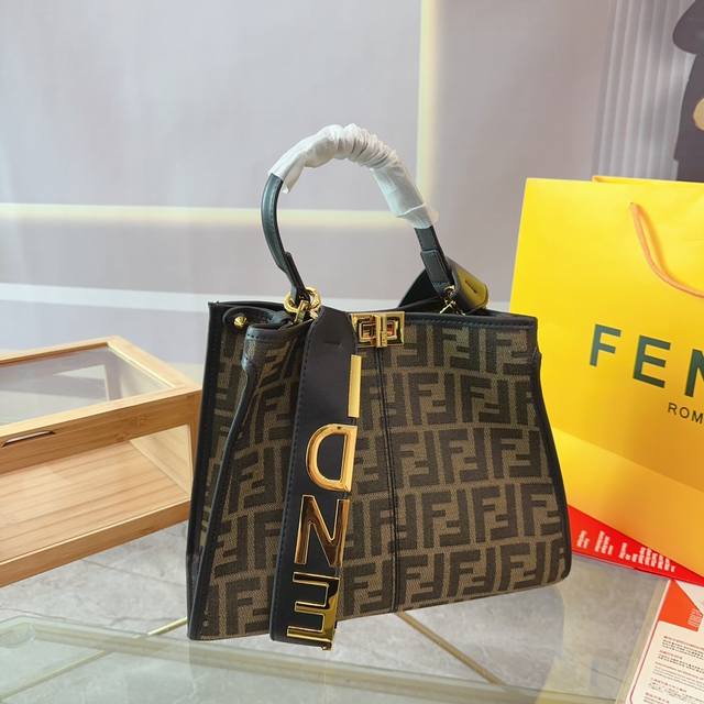 芬迪fendi 托特包 质感满满 轻松演绎复古时髦 包型挺阔，简约而不简单不需要过多的装饰，日常搭配西装和t恤，就能将高级感体现的淋漓尽致！ 尺寸小号30 23