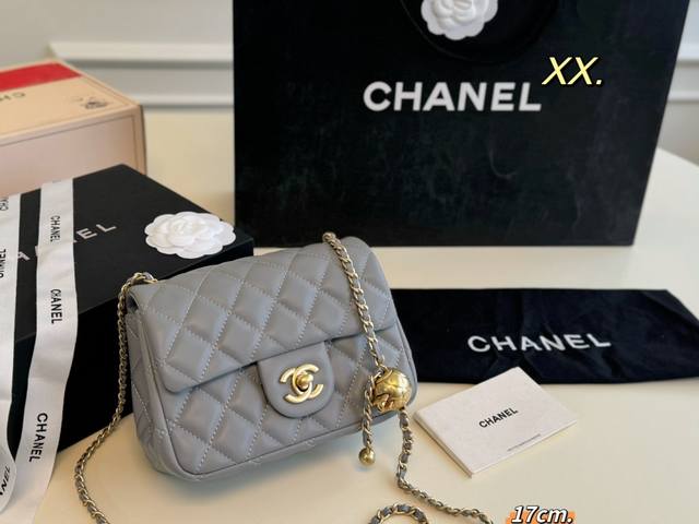 小号 折叠盒 Size：17×13 Chanel 香奈儿小金球方胖子 菱格设计，双c包扣，皮穿金属链条～ 小金球可调节链条长度，质感细腻！ 上身效果非常棒，时尚