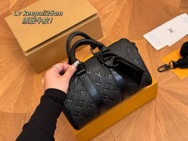 配折叠盒飞机盒 尺寸：25*15Cm Lv Keepall 新品枕头包 黑色牛皮 简直长在我的心头。 男女同款！！！！ 男盆友的新包