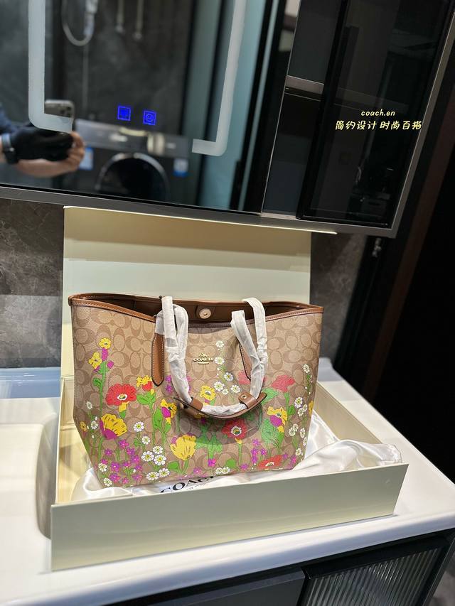 Size：35*27Cm Coach家 City托特包 经典logo购物袋tote包 大爆款 分分钟断货！ 搭配不同衣服 一年四季都可以用！ 搜索coach 购