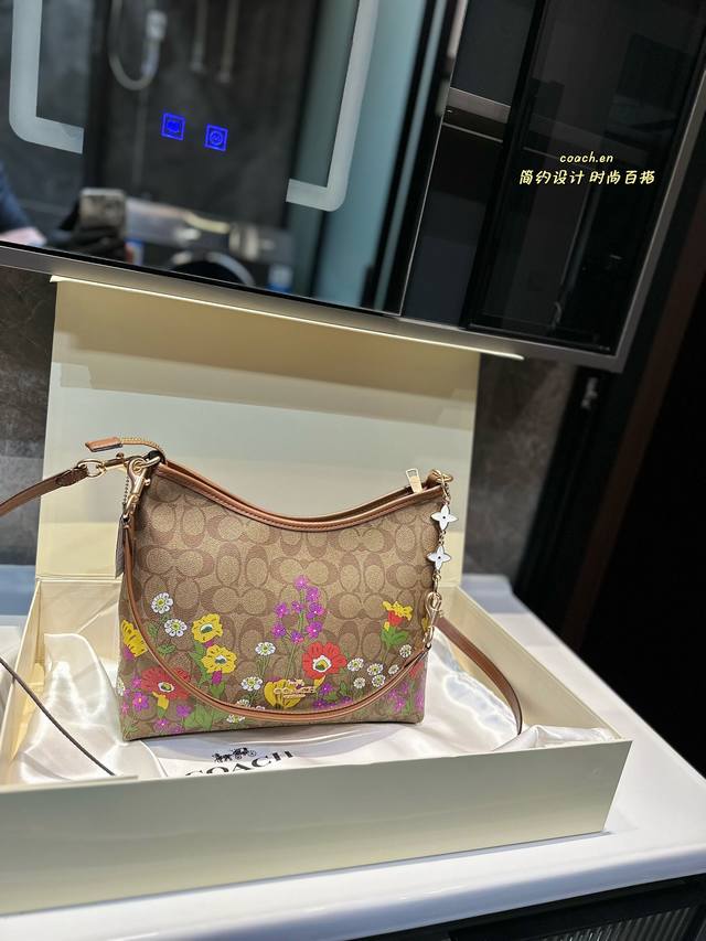 Coach 新品！Laurel 流浪包 蔻驰经典的月亮包，比腋下包容量要大一点 尺寸28 25Cm