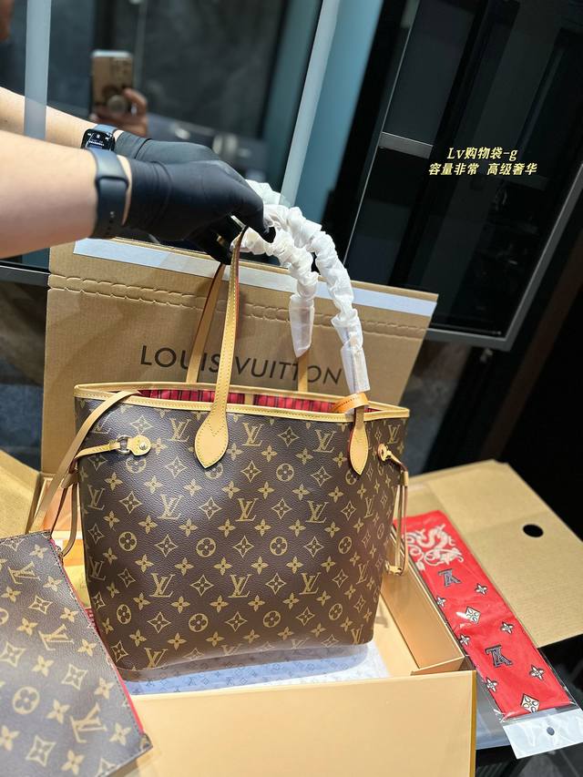 折叠礼盒 Lv Neverfull购物袋 Lv 家的经典王牌，超大容量的设计作为妈咪包和ol通勤都是妥妥 滴,出镜率 最高的包款。条纹内衬完全不单调沉闷，设计感