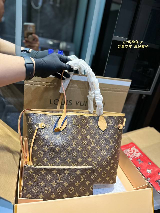 折叠礼盒 Lv Neverfull购物袋 Lv 家的经典王牌，超大容量的设计作为妈咪包和ol通勤都是妥妥 滴,出镜率 最高的包款。条纹内衬完全不单调沉闷，设计感