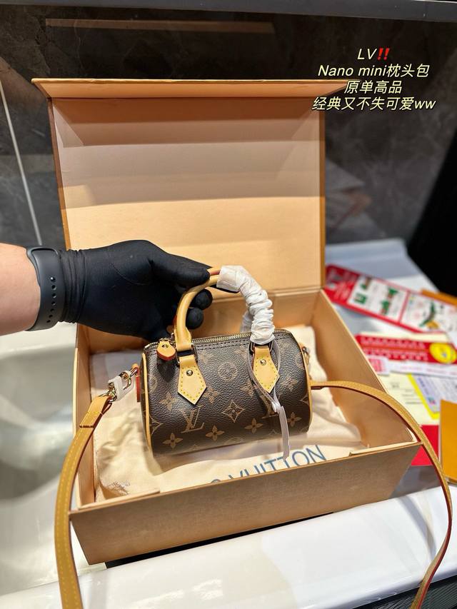 折叠礼盒 Lv Nano Mini枕头包 原单高品 真的很精致啊！一眼击中你的心！ 虽然小巧但是装的也很多，口红粉饼镜子卡包纸巾耳机都是可装的，包包可手提也可以