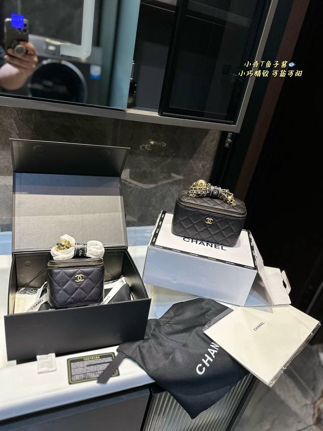 礼盒包装 Chanel23S 双金球羊皮黑色长盒子 Chanel 23S 羊皮长盒子 羊皮看起来有高贵范 喜欢的人依然很爱 羊皮娇贵一些些，字母手柄一样的美 如