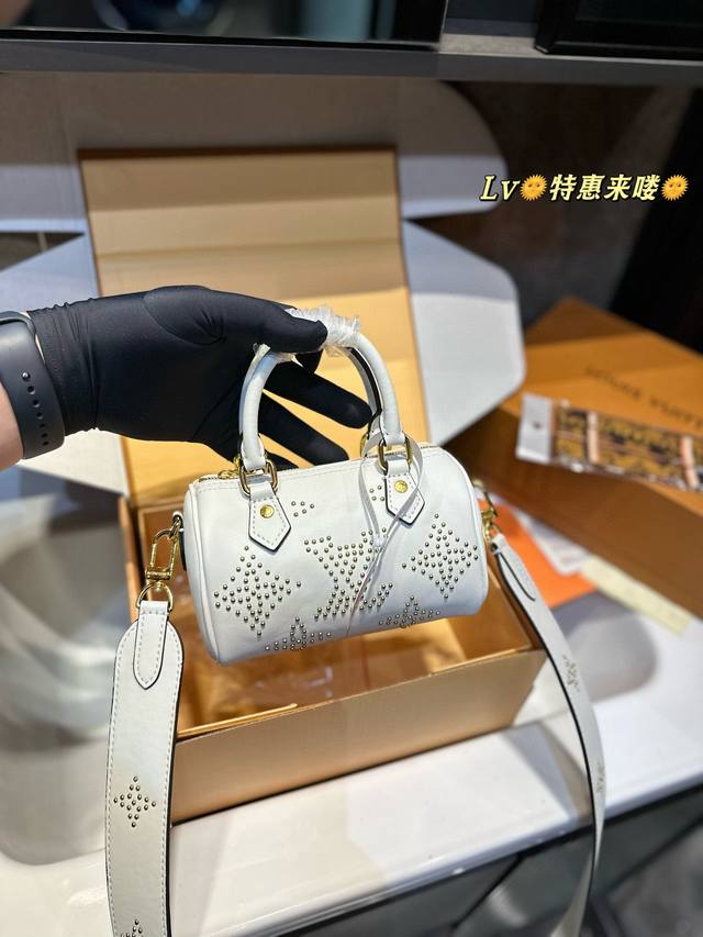 特惠 礼盒包装 Lv 新品来啦～ 真“金”包金色钉珠组成monogram图案，每颗钉珠表面都镀了0. 25微米的金 Xy尺寸16Cm