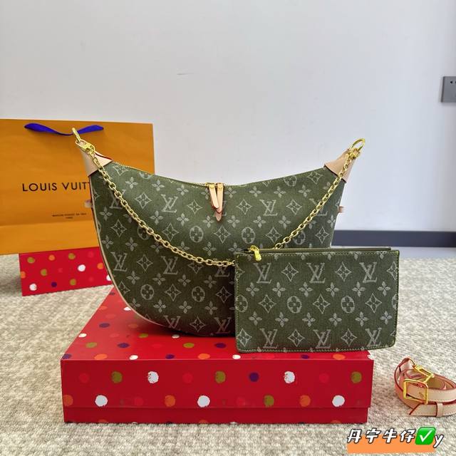 折叠盒 Size：38*26Cm Lv 中古 牛仔 Loop 牛仔 腋下包 大月亮 太戳我了吧！上身效果！ 啥也不说啦！订起来 . 搜索lv 大号月亮包 牛仔