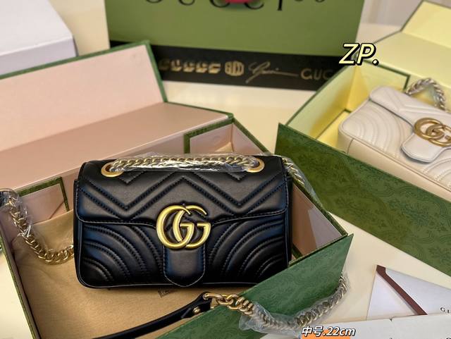 中号 折叠盒飞机盒 Size:22×13 Gucci 古驰gg Marmont 马蒙链条包 以双g标识作为点睛之笔 多种背法，给造型增加了很多变化！ 每个细节都