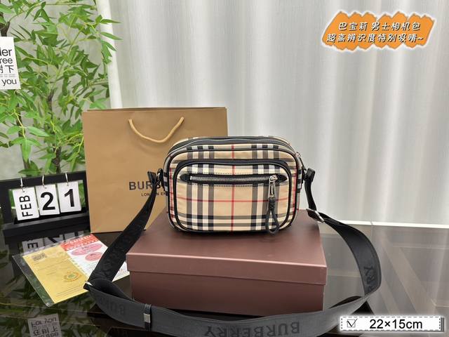 配折叠盒 Size:22×15 巴宝莉burberry 男士相机包 超高辨识度的巴宝莉格纹，品牌logo的装饰瞬间提升逼格，特别吸睛。 肩带的设计很舒服，宽度刚