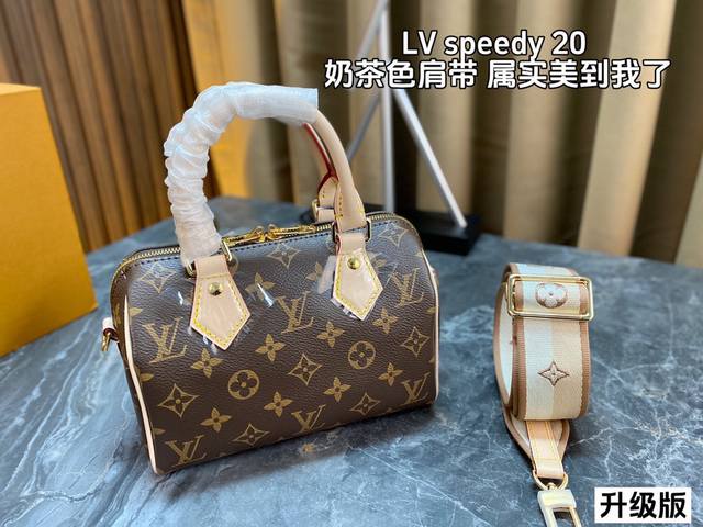 配全套包装 升级版 Lv Speedy20 尺寸小巧 搭配中尽显时尚靓丽迷人气质 以玲珑尺寸延续 Speedy 旅行袋的经典设计 搭配轧制皮革手柄和点缀品牌标识