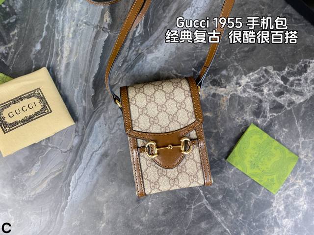 配折叠盒 Gucci Horsebit 1955系列迷你手袋 采用品牌经典双g字母交织图案帆布制作 搭配小巧别致的长方形造型 复古时尚 太太适合凹造型啦 百变s