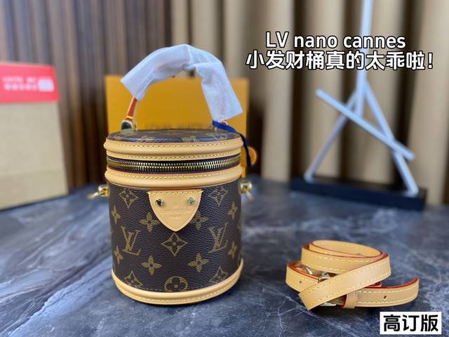 配全套包装 高订版 Lv Nano Cannes发财桶 也出迷你版啦 自重不重 很轻便 而且超级能装 背面很贴心的设计成平面的 斜跨的时候不会觉得不舒服 拎在手