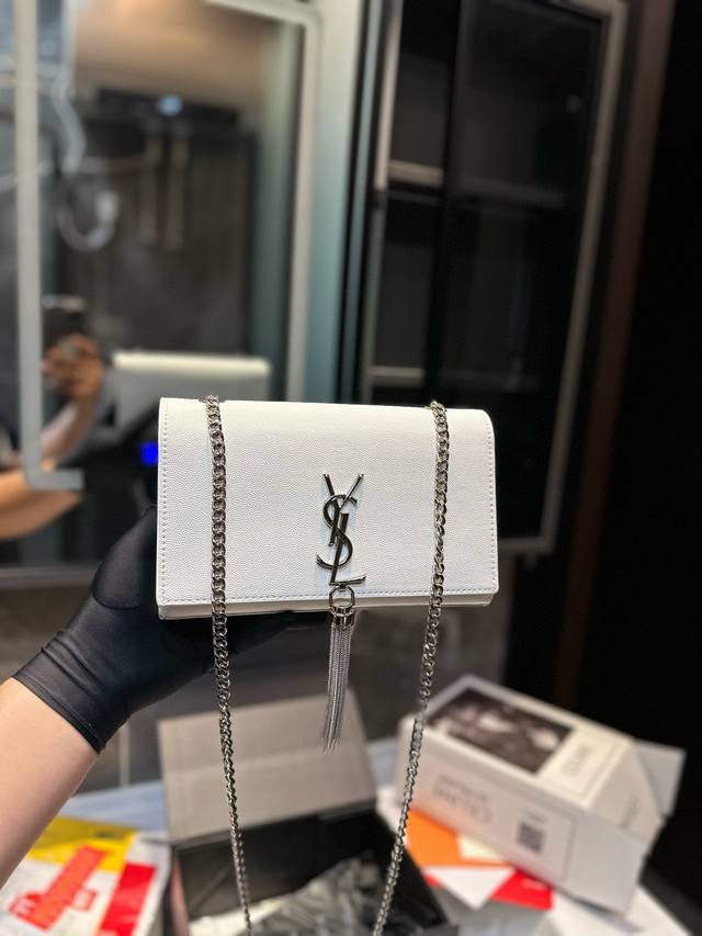 圣罗兰woc 链条包 圣罗兰 Ysl 专柜最新同步款，来自最新一季的绝妙设计，经典的monogram Logo点缀，超大容量， 五金更是特别，！工序非常复杂，给