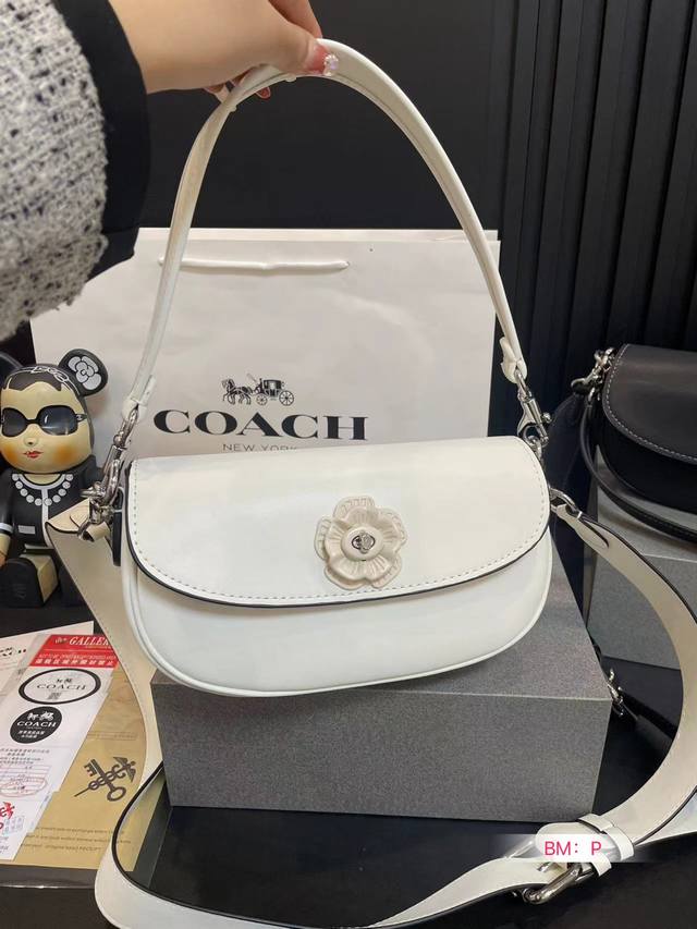 配折叠礼盒 Coach 4月新品开挂了， 哪里来的小可爱 新品又美出新高度了， 这个小可爱，蔻驰山茶花腋下包 简直不要太可爱了， 很适合春天配小裙子穿的包包！