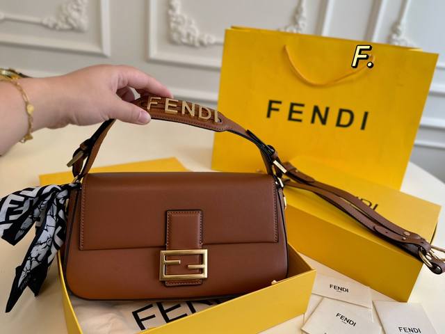 折叠盒 Size：28×14 Fendi 芬迪新款法棍包 经典高级，空间超大 两条肩带，轻松实现多种背法～ 简约而不失精致， 怎么背怎么搭配都好看