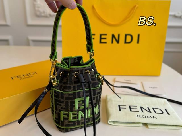 折叠盒 Size：12×17 Fendi 芬迪mini水桶抽绳包 经典老花搭配刺绣工艺～ 人性化设计肩带，手拎可斜挎！ 可爱精致，秋冬凹造型必备哟