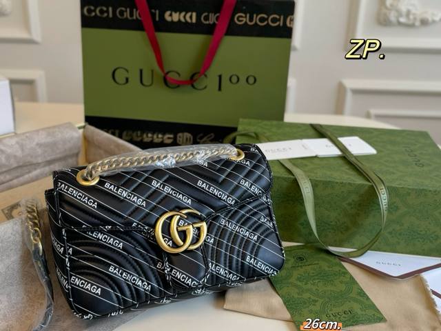 大号26Cm 折叠盒飞机盒 Size:26×16 Gucci 古驰gg Marmont 限量款马蒙链条包 以双g标识作为点睛之笔 多种背法，给造型增加了很多变化