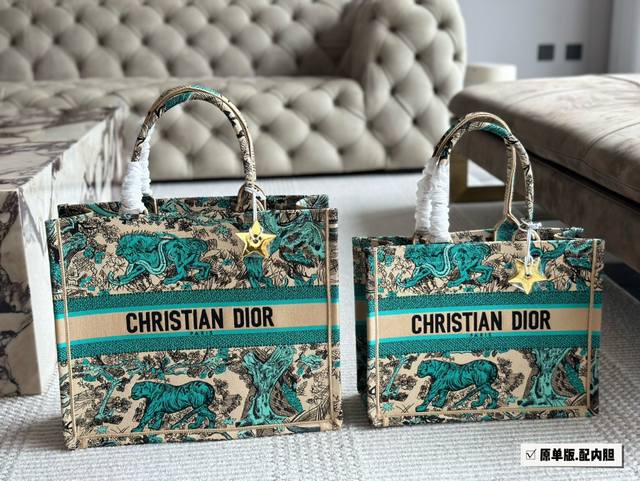 220 Dior 原版布提花 Dior Book Tote今年最喜欢的一款购物袋 Tote我用的次数最多的包，因为容量超级大，不管什么东西都向里面放，当然凹造型