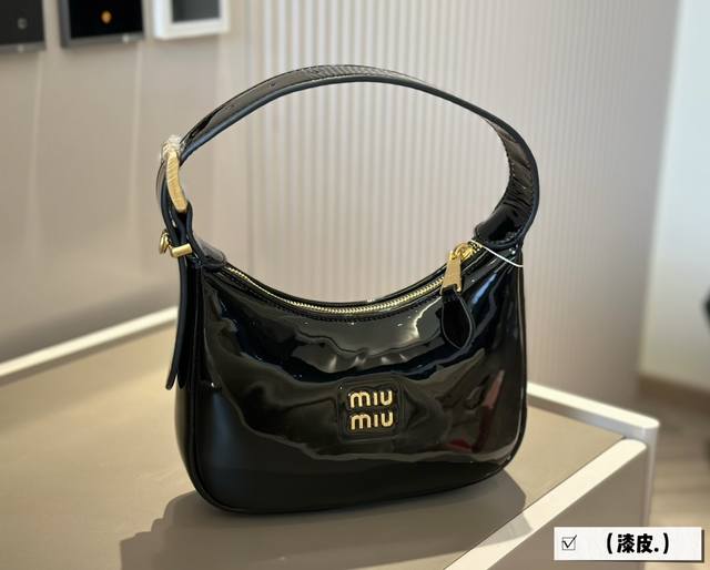 配盒 配盒 Size：23*16Cm 可盐可甜的 Miumiu 女孩 Miumiu Wander包包 好搭 什么风格都能驾驭 材质很柔软 容量也非常ok 复古俏