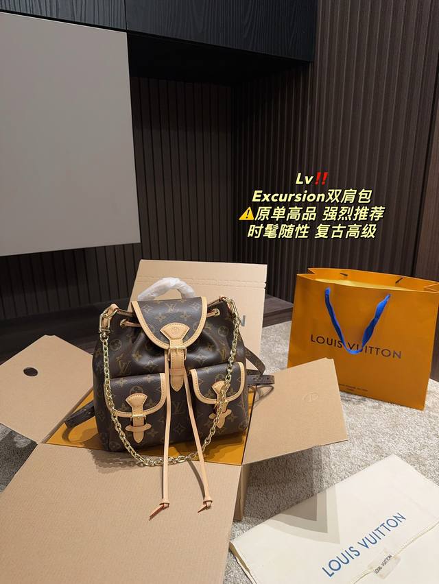 原单高品 全套包装尺寸23.23 Lv 双肩包excursion 百搭到没朋友 就是酷 时尚感超强 辦识度很高 方方正正很能装，上身也帅气