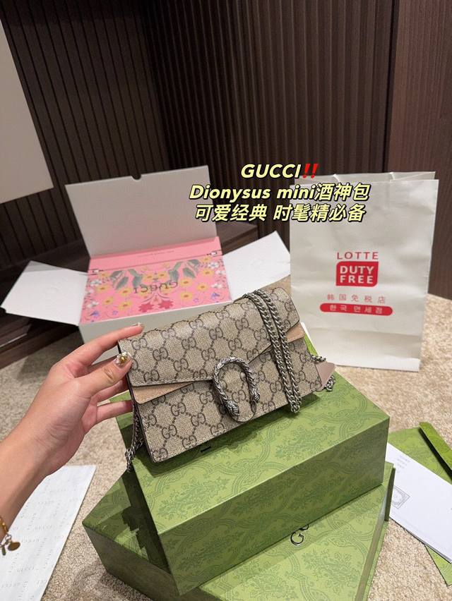 全套包装尺寸18.8 酷奇 Dionysus Mini酒神包 Alessandro Michele 成为 Gucci主设计师后，首先做的第一件事情就是在包扣上做