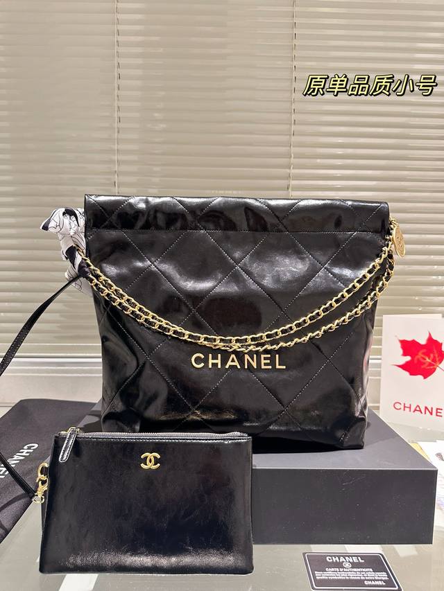 礼盒配丝巾 Size：30*32Cm 太好搭配了呜呜呜 Chanel 香奈儿垃圾袋出新啦！ 横版的22Bag上身意外的好看 慵懒随性，巨巨好看 搜索 小香家 垃