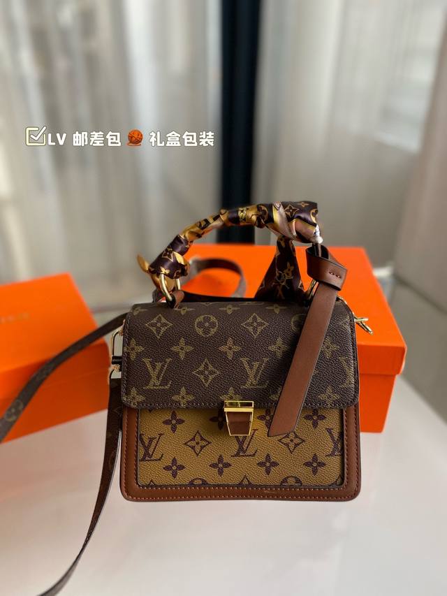 配盒子 Lv 新品，非常实用和百搭.这个款满轻便又耐用的一款 容量也ok尺寸：20 16