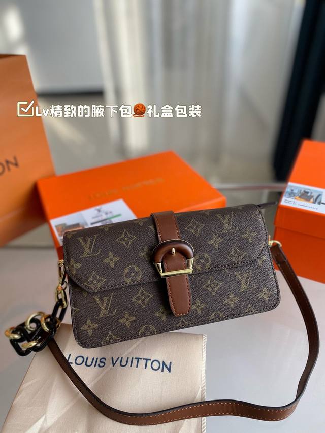 礼盒包装 Lv 新品，非常实用和百搭.这个款满轻便又耐用的一款 容量也ok尺寸：24 13