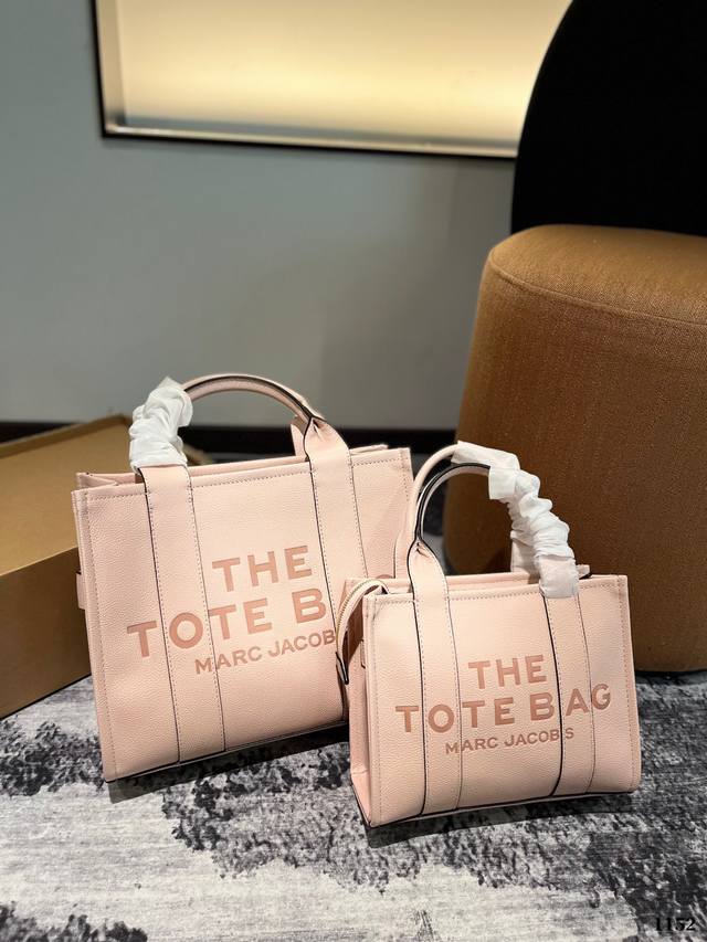 Mj托特包-Marc Jacobs- The Traveler Tote Bag托特包 开口处配有拉链开合 更安全市面大多tote都是敞口 这点设计很贴心面料