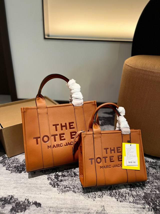 Mj托特包-Marc Jacobs- The Traveler Tote Bag托特包 开口处配有拉链开合 更安全市面大多tote都是敞口 这点设计很贴心面料