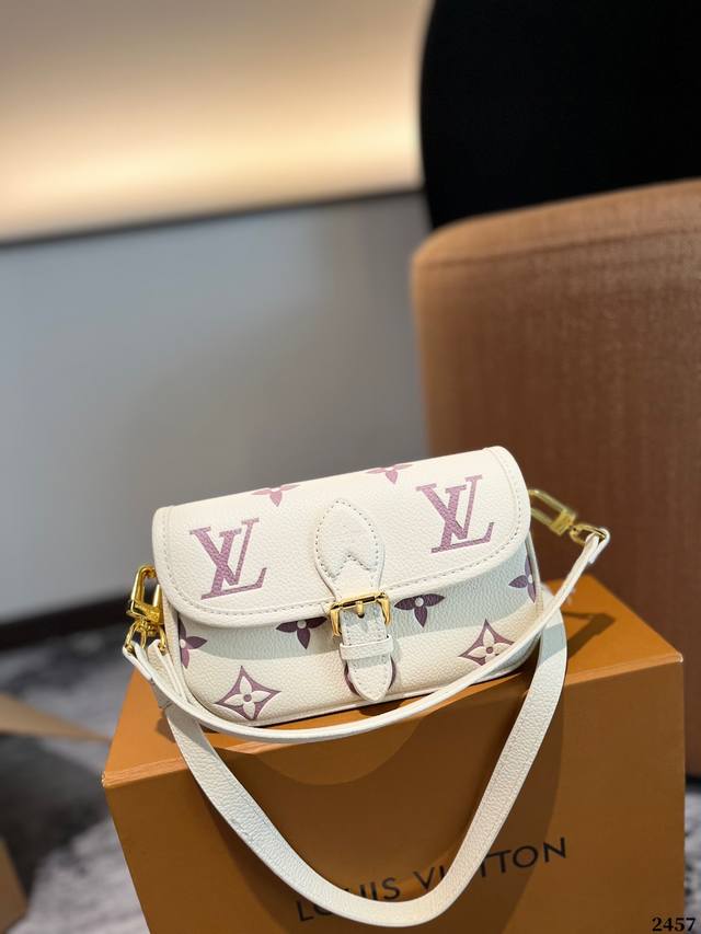 折叠礼盒 Lv 24Ss 限定 法棍包 邮差包 翻盖手袋，网红爆款 这款邮差包真是太有味道了 浓浓的复古风情 的精髓体现的淋漓尽致 挺括明快的线条与丰富的经典设