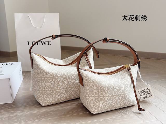 120 Loewe 罗意威 Anagram Cubi近日入手的小可爱 提花布上是隐约若现的触感立体logo鼓鼓囊囊的像个小饭盒可以手提也可以做腋下包特别轻巧 印