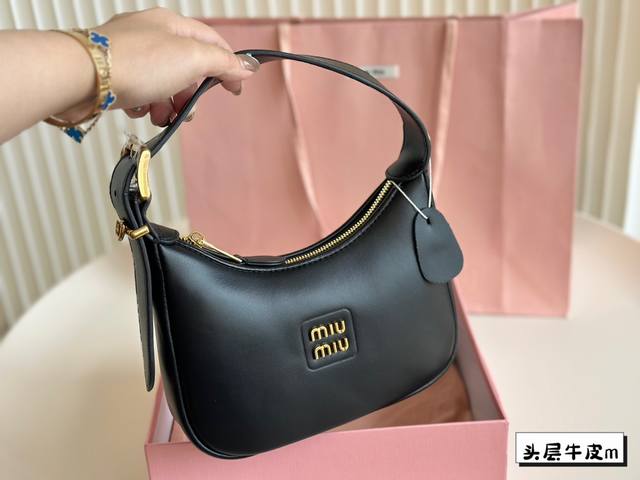 配盒 Size：22*13Cm Miumiu这新包， 23新款hobo，太好搭配了 能拎、能挽、能肩背 有肩带 ， 可咸、可甜、可ac Alcohol&Coff