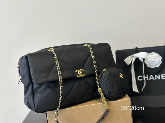 Size：35*20Cm 精致慵懒好看不反驳 Prada 尼龙小方包 斜挎、单肩、都好好看