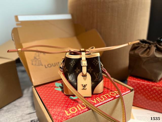 Size：12.12Cm Lv Noe Purse 小烧麦真的巨可爱！ 包包的容量还 肩带长度虽然不能调节 但很好用！ 原版完美对花！