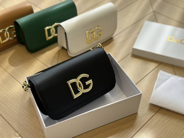 配盒 Bags Napoli 手袋灵感日记夏日优雅纷呈，＃Dolcegabbana 多样手袋丰富你的百变造型在dg包袋家族中，创意总监stefano和domen