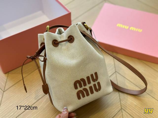 配盒 Miumiu新款美包包～又甜又高级哇 柔和色调和流畅线条～融合了淑女与少女感哇是温暖的棕褐，典雅的黑色，还是娇嫩的白色～每个色彩都显得格外优美啦～很好穿搭