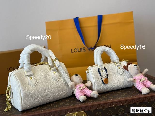 折叠盒 Size：20Cm 16Cm L家 Ss23 Speedy 一起感受女神白的快乐~ 拎一个小包包真的爱了爱了~ 女神白很高级哦！ 搜索：Lv Nano