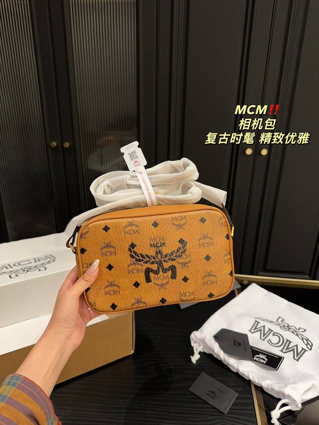 折叠盒尺寸23.14 Mcm 相机包 时髦拿捏住啦 不显老气好好搭啊 而且貌美气质加成好高的呀～ 爱死了这份从容优雅