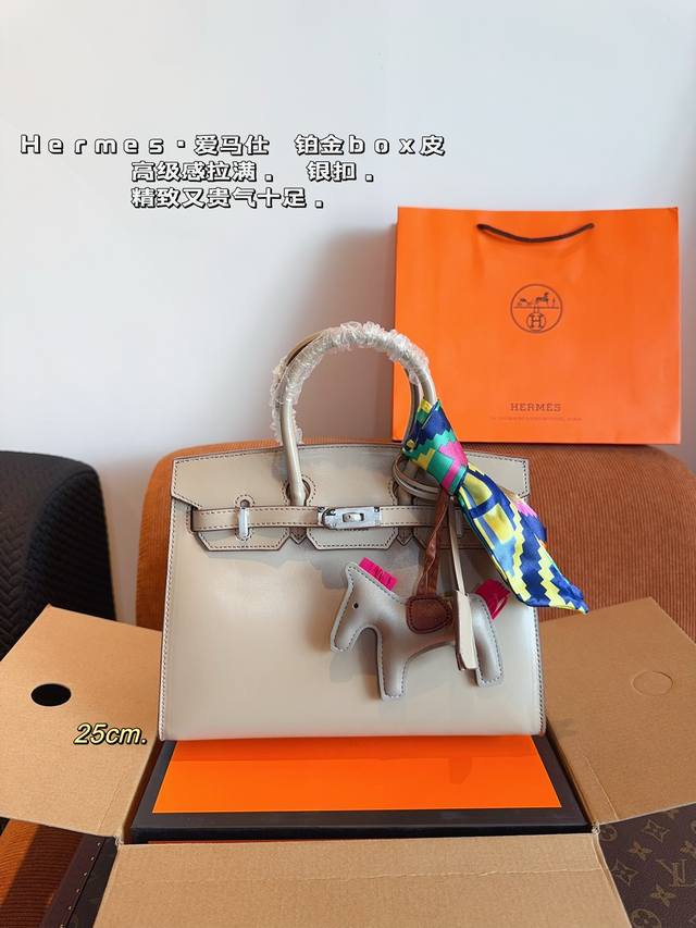 配飞机礼盒 Hermes.爱马仕铂金包 背铂金包的季节来啦 Box 光泽 银扣原版品质 尺寸： 25*13*20Cm